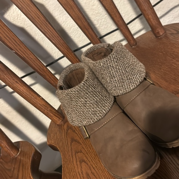 American eagle , ankle boots , 6 1/2 brown - Picture 2 of 5